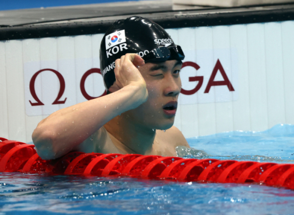 ▲26일 일본 도쿄 아쿠아틱스 센터에서 열린 남자 자유형 200m 준결선에 출전한 한국 황선우가 경기를 마친 뒤 기록을 보고 있다. (연합뉴스)