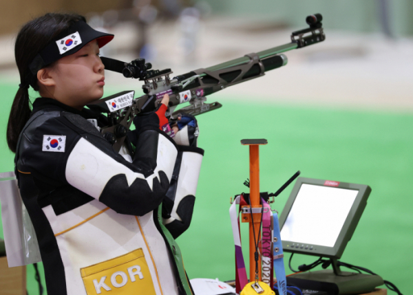 ▲24일 일본 도쿄 아사카 사격장에서 열린 여자 10m 공기소총 예선에서 대한민국 권은지가 사격 중이다. (연합뉴스)