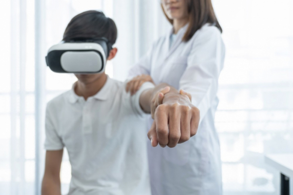 ▲게임, 가상현실(VR), 증강현실(AR), 챗봇, 인공지능(AI) 등의 소프트웨어를 사용해 우울증과 치매를 치료하는 디지털 치료제가 속속 등장하고 있다.