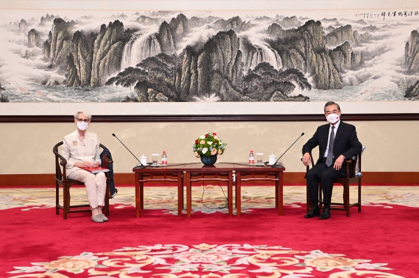 ▲웬디 셔먼(왼쪽) 미국 국무부 부장관이 26일 톈진에서 왕이 중국 외교부장 겸 외교담당 국무위원과 면담하고 있다. 톈진/신화뉴시스
