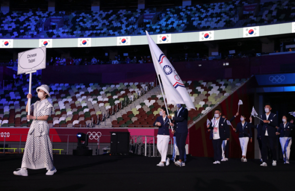 ▲23일 2020 도쿄 올림픽 개막식에 대만 선수들이 대만 올림픽 위원회기를 들고 입장하고 있다.  (신화/뉴시스)