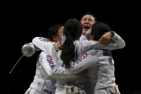 ▲27일 여자 에페 대표팀은 일본 치바 마쿠하리 메세B홀에서 열린 여자 에페 단체전 준결승에서 중국을 물리치고 결승에 올랐다. (AFP/연합뉴스)