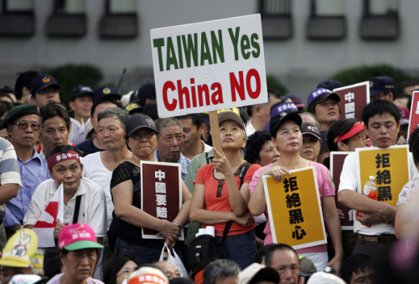 ▲2008년 10월 25일 사진에는 대만 타이페이에서 시민들이 중국 정부를 규탄하기 위해 집회를 열고 있다.  (AP/뉴시스)