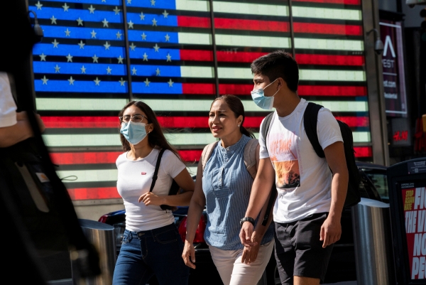 ▲23일(현지시간) 미국 뉴욕시 타임스퀘어 인근에서 사람들이 마스크를 쓰고 지나가고 있다. 뉴욕/로이터연합뉴스
