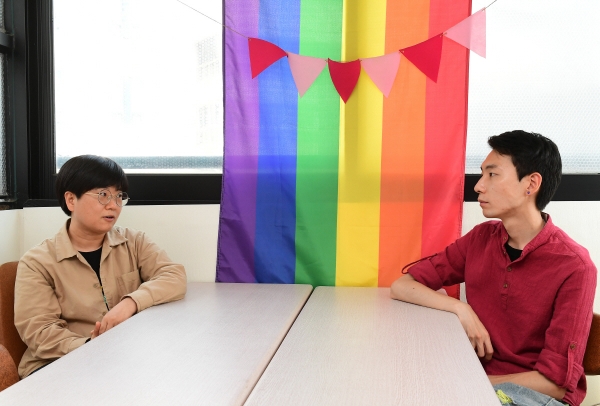 ▲행동하는성소수자인권연대 상임활동가 지오(왼쪽)와 오소리(오른쪽) 씨가 서울 마포구 사무실에서 이투데이와 인터뷰를 하고 있다. 고이란 기자 photoeran@