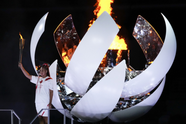 ▲2020 도쿄 올림픽 개막식에서 오사카 나오미가 최종 성화 점화 주자로 나섰다. 그가 마지막 성화 봉송 주자로 선정된 데에는 이번 올림픽이 추구하는 다양성이 고려됐다는 평가가 나온다.  (AP/뉴시스)