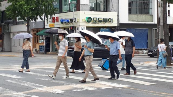 ▲양산을 쓴 직장인들이 대구 시내를 걷고 있다. (대구광역시)