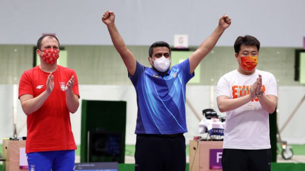▲24일, 이란의 자바드 포루기(사진 가운데) 선수가 남자 10m 공기권총에서 금메달을 차지했다. (뉴시스)