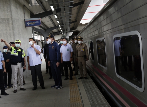 ▲아누띤 찬위라꾼 태국 보건장관이 27일 방콕 랑싯역에서 확진자를 위한 특별 운행 열차를 살피고 있다. 방콕/EPA연합뉴스
