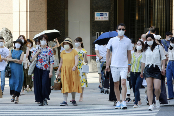 ▲2020 도쿄올림픽이 열리고 있는 일본 도쿄에서 마스크를 착용한 시민들이 횡단보도를 건너고 있다. (도쿄(일본)=AP/뉴시스)
