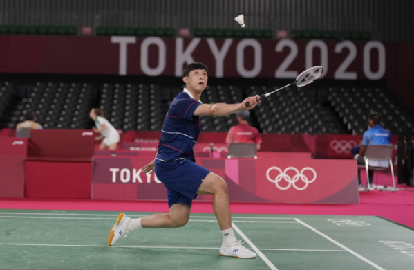 ▲한국 배드민턴 남자 대표팀의 허광희가 지난 26일 일본 도쿄의 무사시노노모리 종합 스포츠플라자에서 열린 2020 도쿄올림픽 배드민턴 남자단식 조별리그 A조 1차전에서 티머시 람(88위·미국)과 경기하고 있다. 허광희는 28일 세계 랭킹 1위인 일본의 모모타 겐토를 상대로 2대 0 완승을 거두며 8강으로 직행하는 이변을 만들었다. (도쿄=AP/뉴시스)