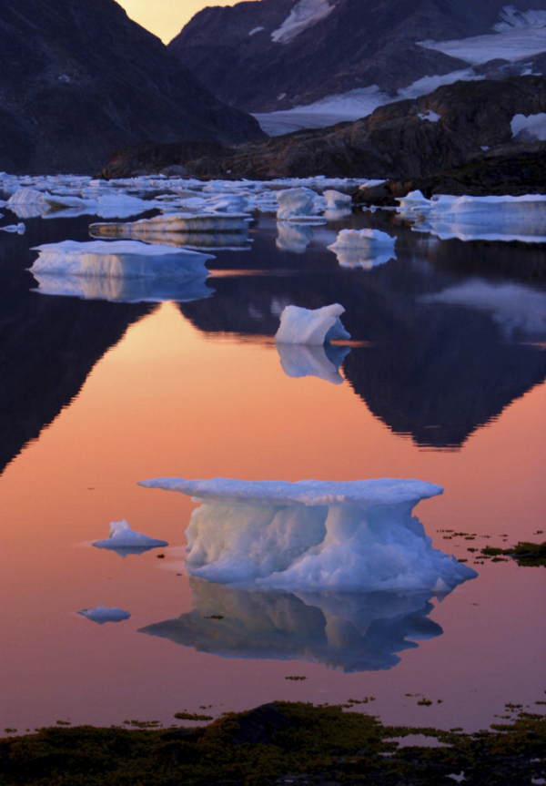 ▲그린란드의 쿨루수크에 조각난 빙하들이 물 위에 떠있다. 그린란드/AP뉴시스