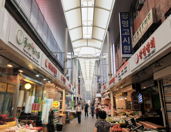 ▲29일 서울 송파구 잠실 새마을시장에 높게 설치된 아케이드 아래 시민들이 장을 보고 있다. (심민규 기자 wildboar@)