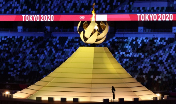 ▲ 23일 일본 도쿄 신주쿠 국립경기장에서 열린 2020 도쿄올림픽 개막식에서 성화가 타오르고 있다. (연합뉴스)