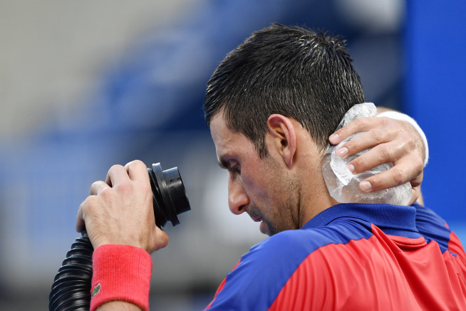 ▲도쿄올림픽 테니스 경기에 출전한 노바크 조코비치(세르비아)가 지난 28일 도쿄에서 시합 도중 벤치에서 몸의 열기를 식히고 있다. (연합뉴스)