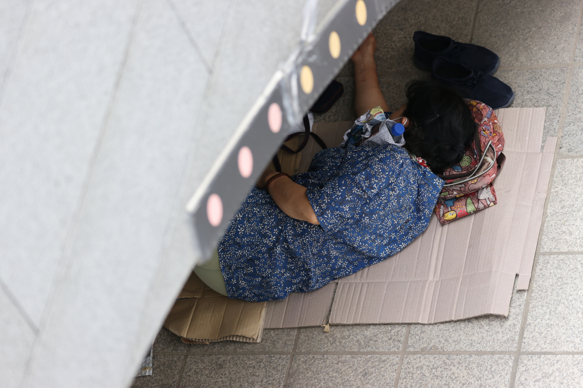 ▲폭염이 계속되고 있는 가운데 지난달 27일 오후 서울 종로구 청계천 모전교 아래 그늘에서 시민이 얼음물을 목에 댄 채 잠을 자고 있다. (연합뉴스)