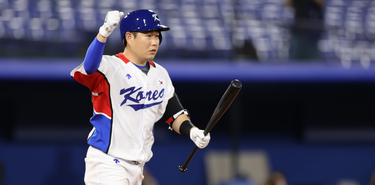 ▲29일 요코하마 스타디움에서 열린 2020 도쿄올림픽 야구 B조 조별리그 1차전 대한민국과 이스라엘의 경기 연장 10회말 2사 만루 상황 양의지가 끝내기 몸에 맞는 볼을 얻어낸 뒤 기뻐하고 있다. (뉴시스)