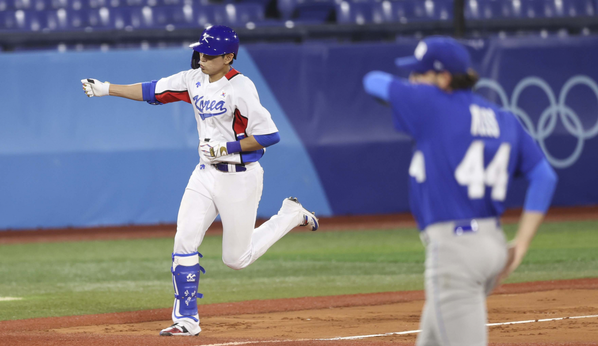 ▲29일 요코하마 스타디움에서 열린 2020 도쿄올림픽 야구 B조 조별리그 1차전 대한민국과 이스라엘의 경기 7회말 무사 주자없는 상황 이정후가 솔로 홈런을 날린 뒤 홈으로 향하고 있다. (뉴시스)