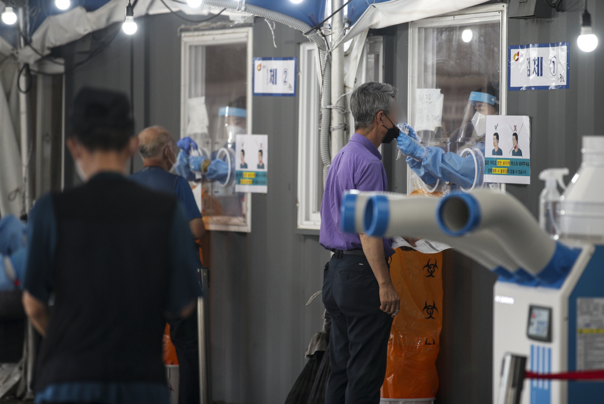 ▲0시 기준 코로나19 신규확진자가 1442명으로 집계된 1일 오전 서울역 광장에 설치된 중구임시선별검사소를 찾은 시민들이 코로나19 검사를 받기 위해 줄 서 있다. (뉴시스)