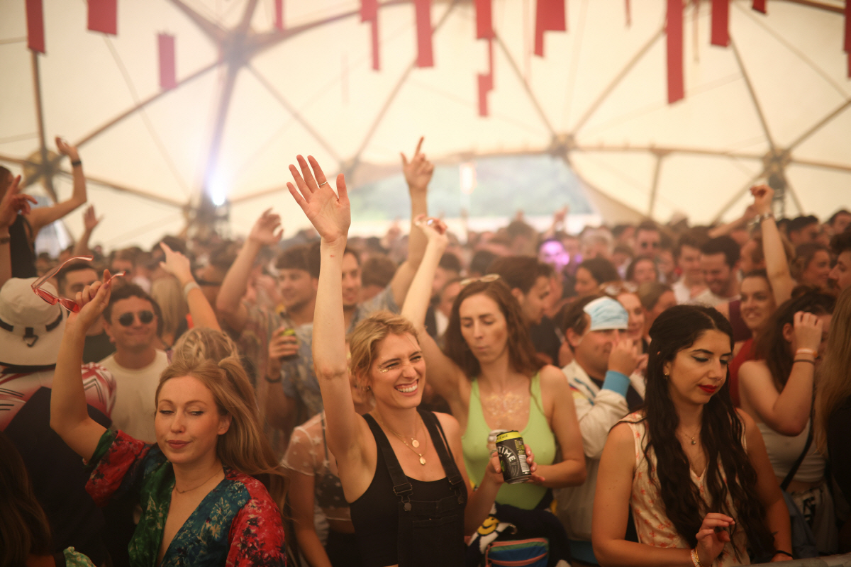 ▲영국 런던에서 지난달 31일(현지시간) 시민들이 마스크를 벗은 채 축제를 즐기고 있다. 런던/로이터연합뉴스