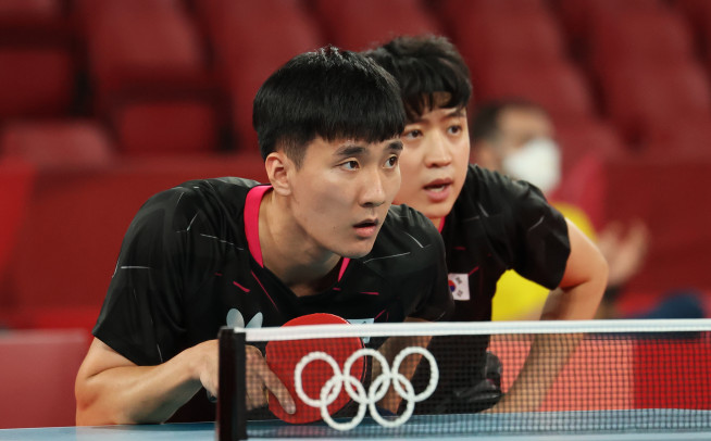 ▲1일 일본 도쿄체육관에서 열린 도쿄올림픽 탁구 남자 단체전 한국과 슬로베니아의 16강전. 복식 첫 경기에서 이상수-정영식이 코줄-토키치를 상대하고 있다. (연합뉴스)