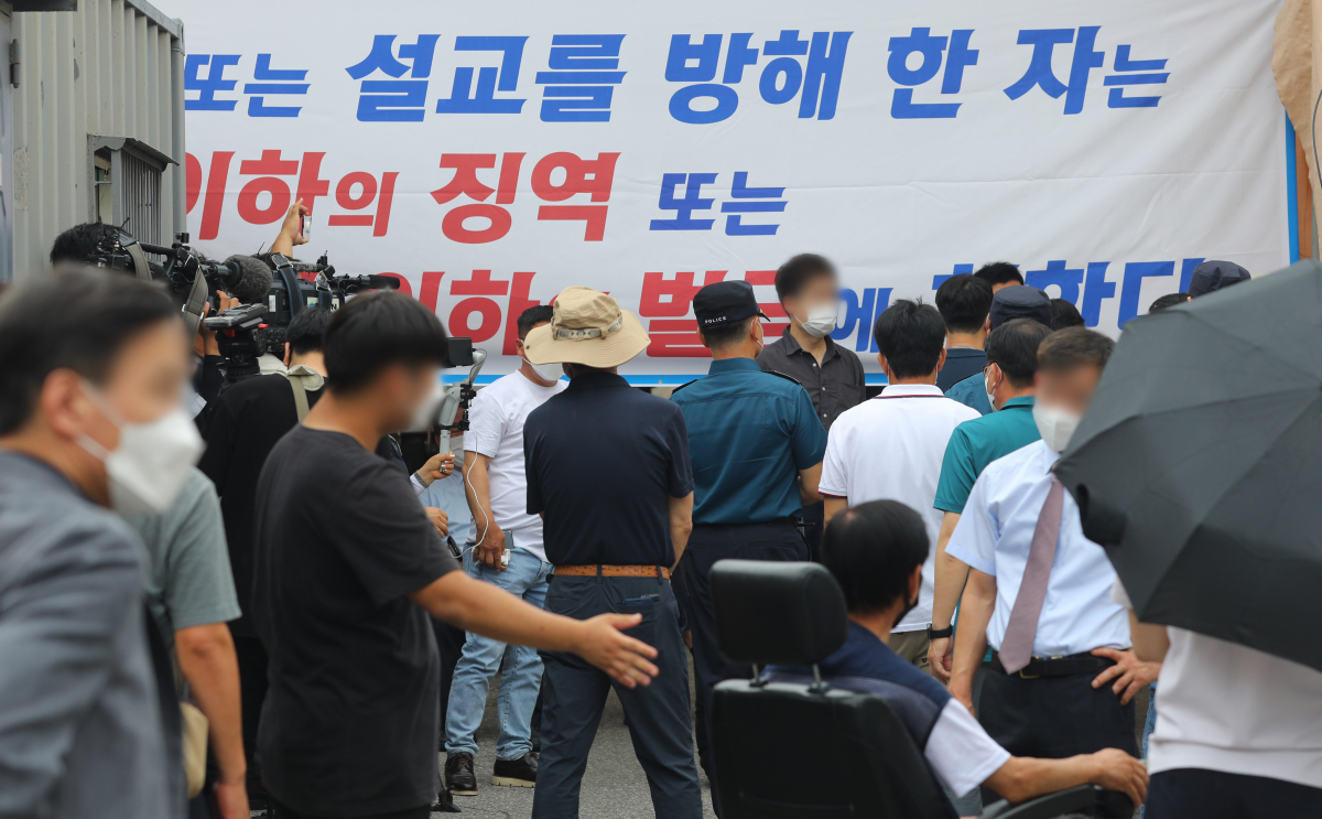 ▲사랑제일교회가 대면 예배를 예고한 1일 오전 서울 성북구 사랑제일교회 집입로에서 교회 관계자들이 코로나19 방역 실태 조사나온 공무원들의 협조 요청을 거부하고 있다. (뉴시스)