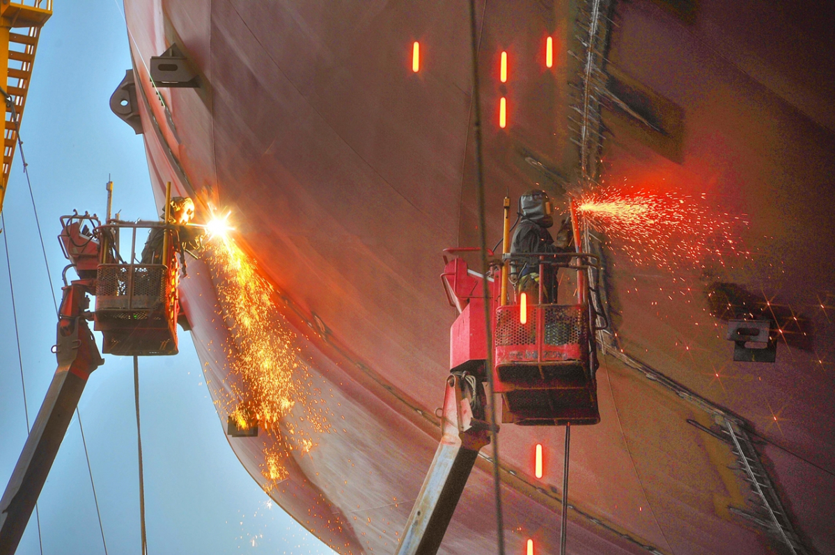 ▲선박 건조작업에 몰두하는 현대중공업 울산 본사 직원들. (뉴시스)