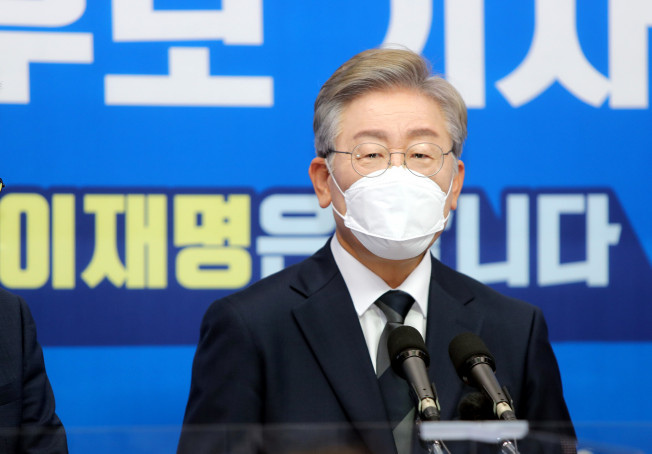 ▲더불어민주당 대권 주자인 이재명 경기지사가 1일 전북도의회에서 열린 기자간담회에서 취재진 질문을 받고 있다. (연합뉴스)