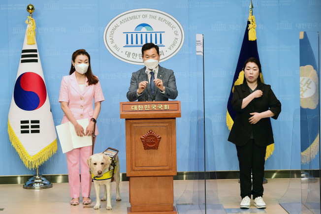 ▲국회 문화체육관광위원회 소속 국민의힘 김승수 의원(가운데)과 김예지 의원(왼쪽)이 21일 국회 소통관에서 '더불어민주당의 언론중재법 개정안 강행처리' 시도 중단을 촉구하는 기자회견을 하고 있다.  (연합뉴스)