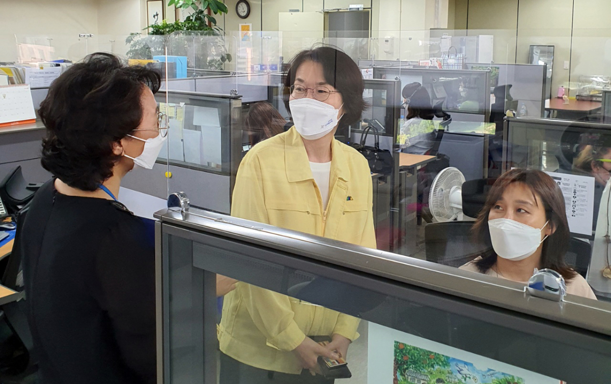 ▲임혜숙 과학기술정보통신부 장관이 21일 오후 경기도 과천시 정부과천청사 과기정통부 민원실을 방문해 방역상황을 점검하고 있다.  (연합뉴스)