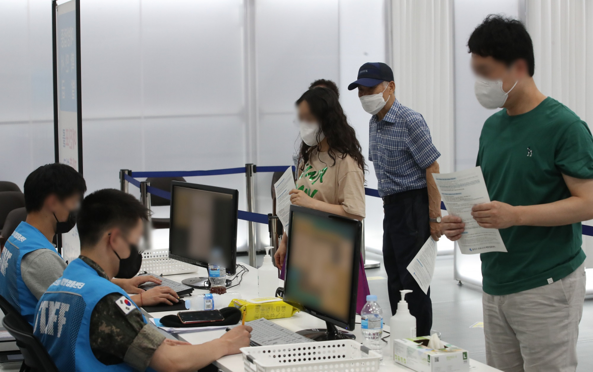 ▲18~49세 8월 코로나19 백신 접종일정이 발표된 지난달 30일 서울 동작구 백신예방접종센터에서 시민들이 백신을 맞은 후 예방접종 확인서를 받기 위해 대기하고 있다. 18~49세 접종 대상자 1,777만 명은 다음달 9일부터 열흘 간 사전예약 10부제를 실시한다. 주민등록번호 생년월일 끝자리를 기준으로 정해진 날짜에 사전예약 후 다음달 26일부터 9월 30일까지 접종을 실시한다. (뉴시스)