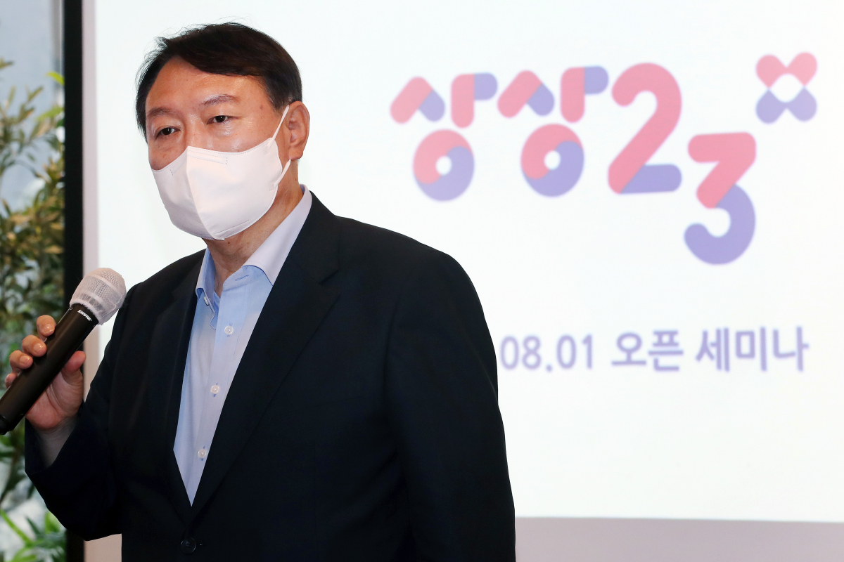 ▲윤석열 대통령 선거 예비후보가 1일 오후 서울 여의도 하우스카페에서 열린 청년 싱크탱크 ‘상상23 오픈 세미나’에서 축사를 하고 있다. (연합뉴스)