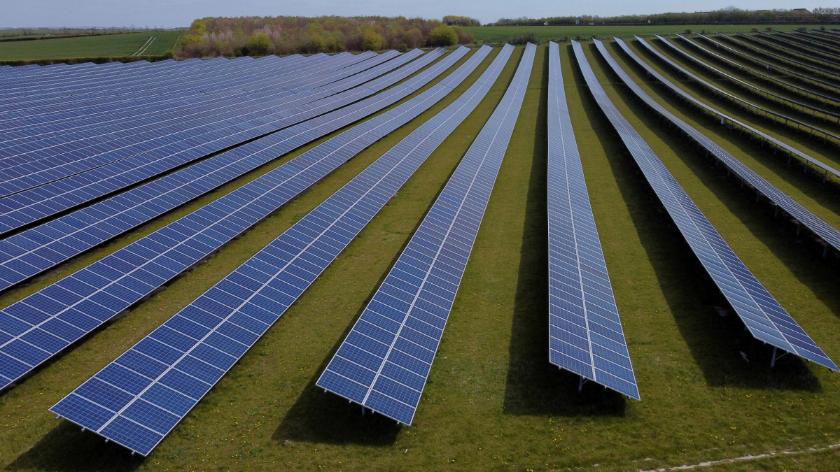 ▲영국 로이스턴 인근에서 태양광 패널들이 보인다.로이스턴/로이터연합뉴스

