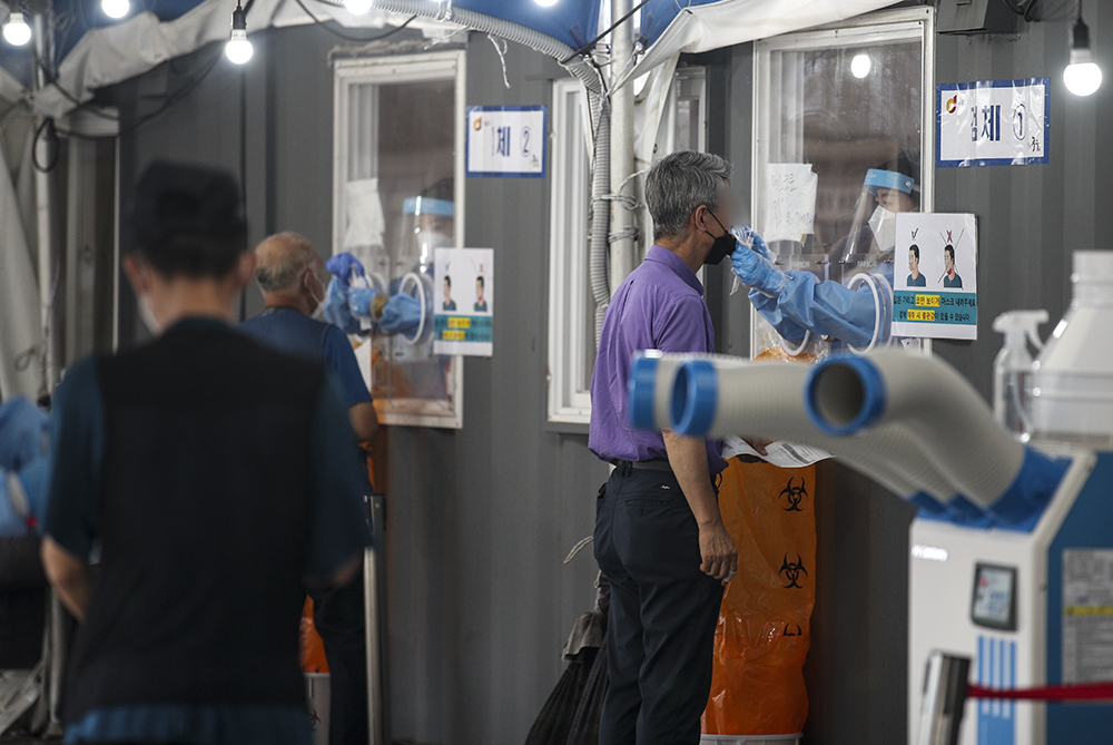 ▲1일 오전 서울역 광장에 설치된 중구임시선별검사소를 찾은 시민들이 코로나19 검사를 받기 위해 줄 서 있다. (뉴시스)