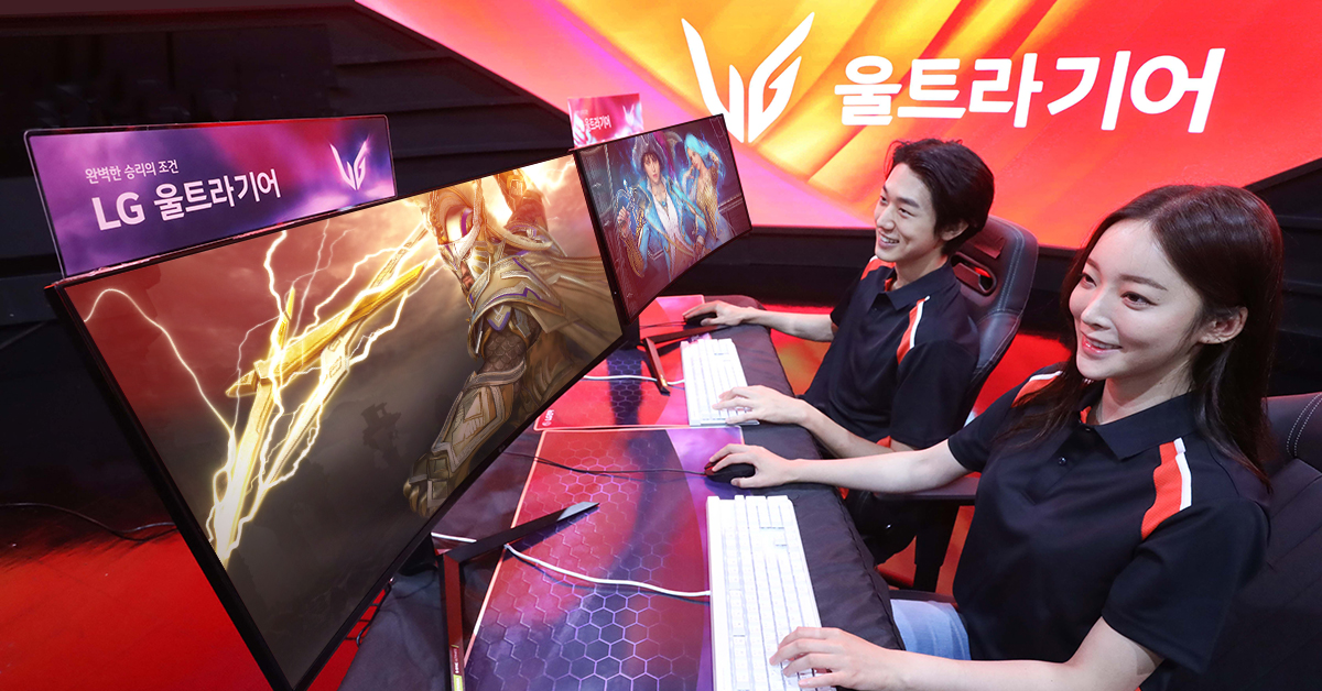 ▲LG전자가 ‘LG 울트라기어’ 게이밍 모니터 신제품(모델명: 34GP950G)을 선보이며 코로나 19로 증가한 비대면 수요를 적극 공략한다. 모델들이 34GP950G로 게임을 즐기고 있다 (사진제공=LG전자)