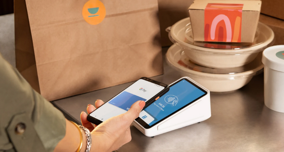 ▲소비자가 스퀘어를 통해 모바일 결제를 하고 있다. 출처 스퀘어 웹사이트