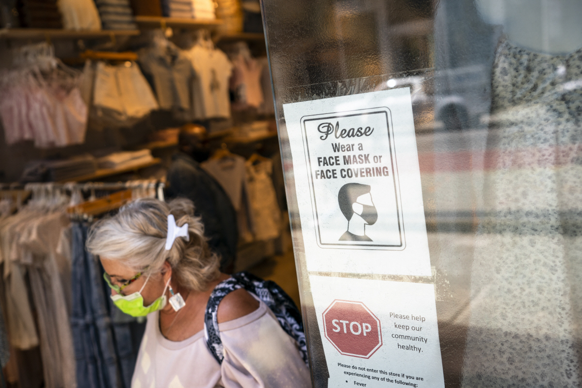 ▲미국 뉴욕의 한 상점 앞에 5월 14일 마스크 착용 문구가 적혀 있다. 뉴욕/AP뉴시스