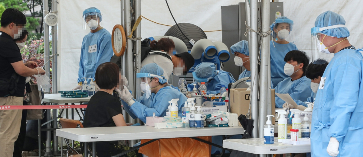 ▲국내 신종 코로나바이러스 감염증(코로나19) 확진자가 전국 곳곳에서 잇따르고 있다. 서울구로구 구로역에 설치된 신종 코로나바이러스 감염증(코로나19) 임시선별검사소에서 의료진이 검사를 진행하고 있다. (연합뉴스)
