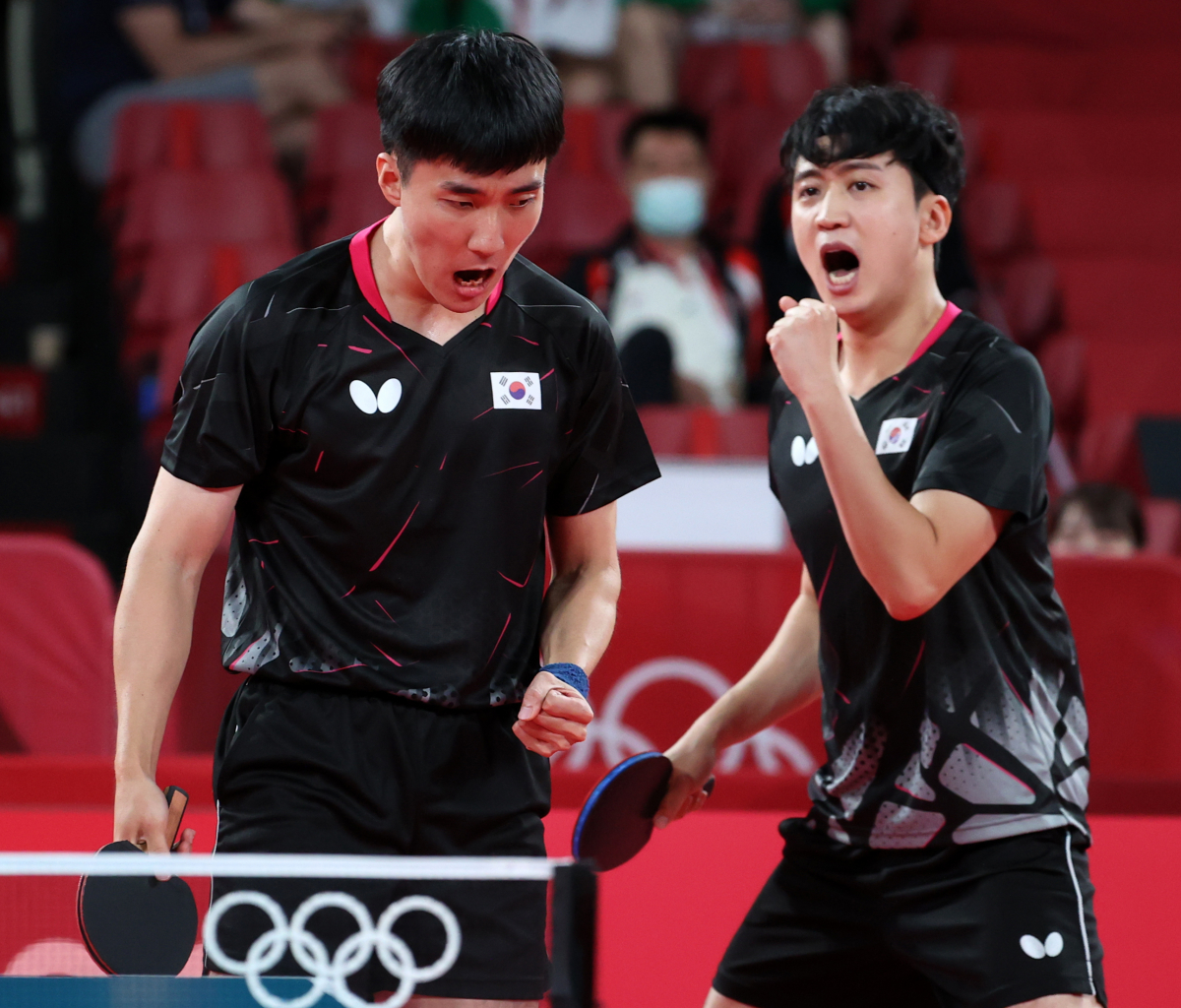 ▲지난 2일 일본 도쿄체육관에서 열린 남자 탁구 단체전 8강 한국 대 브라질과 경기. 복식에 출전한 정영식과 이상수가 득점 후 환호하고 있다.  (연합뉴스)