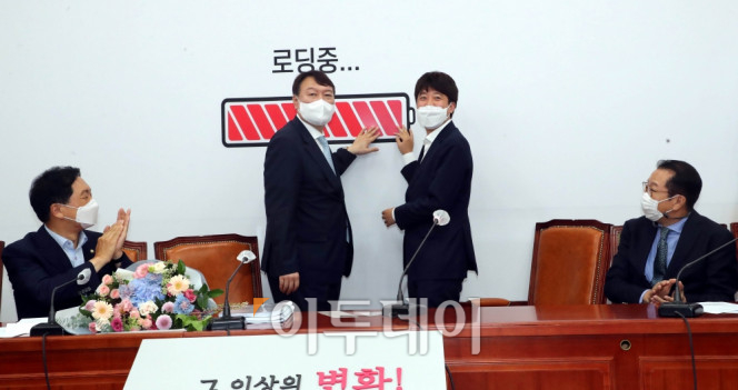 ▲2일 오전 서울 여의도 국회에서 국민의힘 이준석 대표가 입당한 윤석열 예비후보를 접견한 후 대선주자들의 완전 충전을 의미하는 퍼포먼스를 하고 있다. 신태현 기자 holjjak@ (이투데이DB)