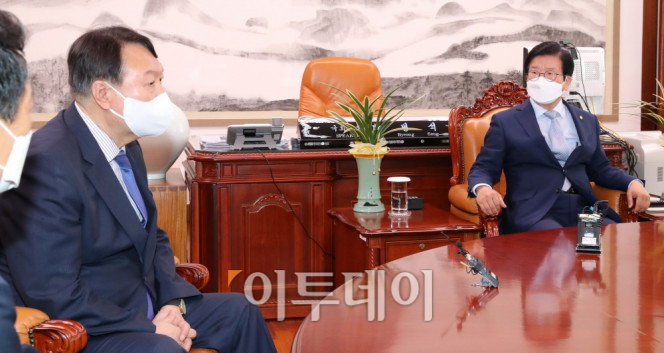 ▲국민의힘 대선 예비후보인 윤석열 전 검찰총장이 3일 오전 서울 여의도 국회에서 박병석 국회의장을 예방하고 있다. 신태현 기자 holjjak@ (이투데이DB)