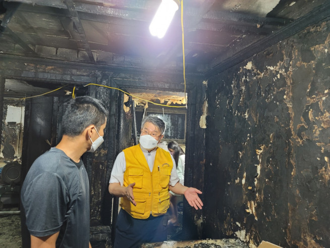 ▲텔뭉(가운데)씨가 이준모 목사(왼쪽)에게 화재 당시 상황을 설명하고 있다. (이준모 목사 제공)