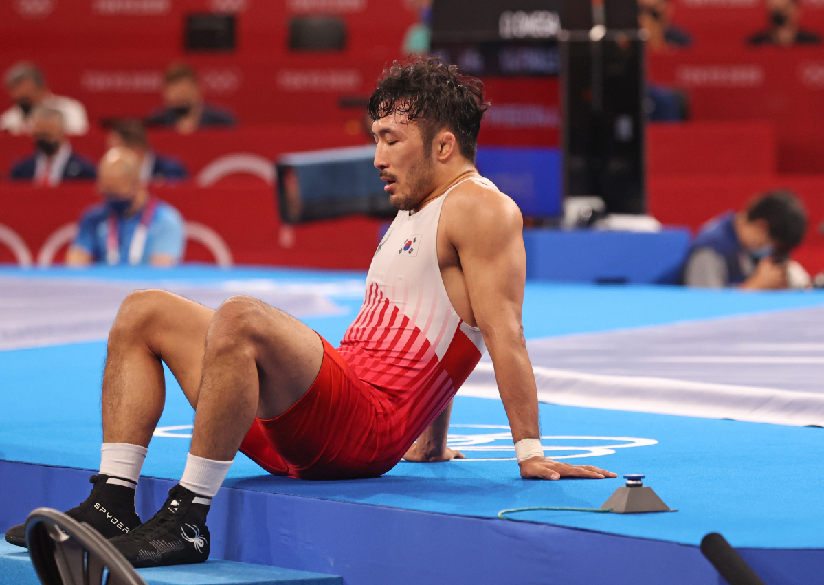 ▲올림픽 레슬링 대표 류한수가 3일 일본 지바 마쿠하리 메세 A홀에서 열린 도쿄올림픽 레슬링 그레코로만형 남자 67kg급 16강전에서 이집트의 무함마드 엘 사예드에 패배한 뒤 자리를 떠나지 못하고 있다. (연합뉴스)