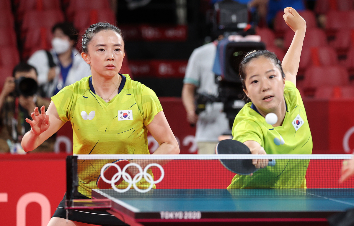 ▲전지희와 신유빈이 3일 일본 도쿄체육관에서 열린 2020 도쿄올림픽 여자 탁구 단체전 8강전에서 독일을 맞아 공을 넘기고 있다. (도쿄(일본)=뉴시스)