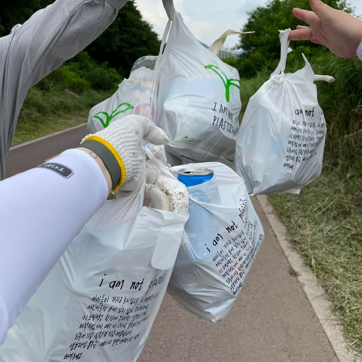 ▲GS파워 '2021 언택트플로깅' 행사에 참여한 사람들이 인증 촬영을 하고 있다. (사진제공=GS파워)