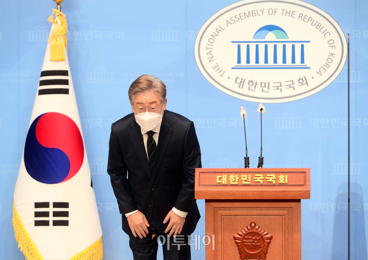 ▲더불어민주당 대선 예비후보인 이재명 경기도 지사가 3일 오후 서울 여의도 국회 소통관에서 기자회견을 하기 전 인사를 하고 있다. (신태현 기자 holjjak@)