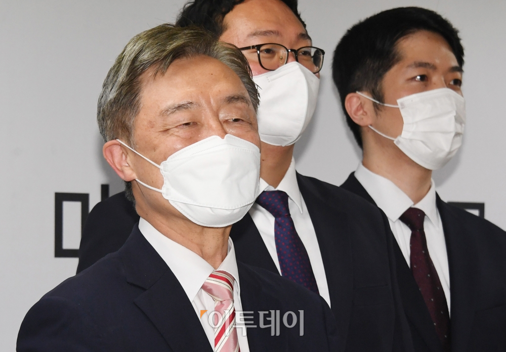 ▲최재형 전 감사원장이 2일 오후 국회 앞 대하빌딩에 마련된 '열린캠프'에서 프레스룸 오픈데이에 참석해 인사말을 하고 있다. (신태현 기자 holjjak@)