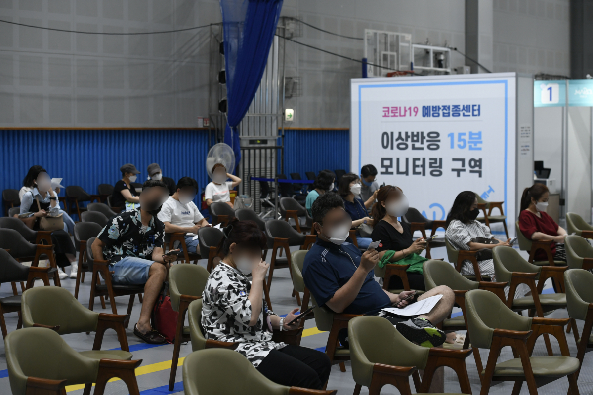 ▲코로나19 백신 1차 접종자가 2000만명을 돌파한 3일 서울 마포구 예방접종센터에서 코로나19 예방백신 접종을 마친 시민들이 이상반응 관찰구역에서 대기하고 있다. (조현호 기자)