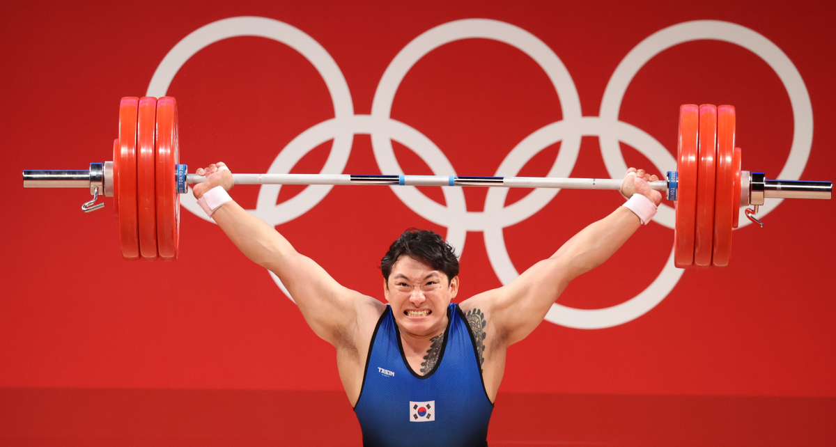 ▲역도 진윤성이 3일 오후 일본 도쿄 국제포럼에서 열린 2020 도쿄올림픽 남자 역도 109㎏급 경기 인상 1차시기에 180㎏을 들어 올리고 있다. (도쿄(일본)=뉴시)