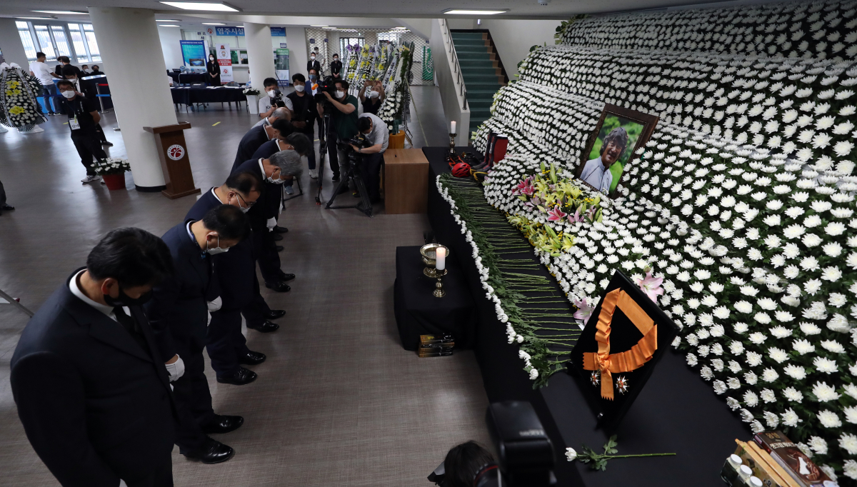 ▲4일 오전 광주 서구 염주체육관에 마련된 김홍빈 대장 분향소에서 장례위원, 동료 산악인이 합동 참배를 하고 있다. (연합뉴스)